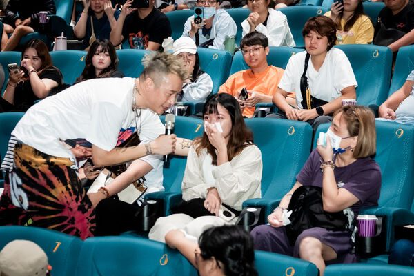 总统来都没这么多人!《角头》宇宙挤爆夜市 王识贤被拿25年照认亲 8 ▲《網紅老爸》勤跑宣傳。(圖/曼尼娛樂提供)