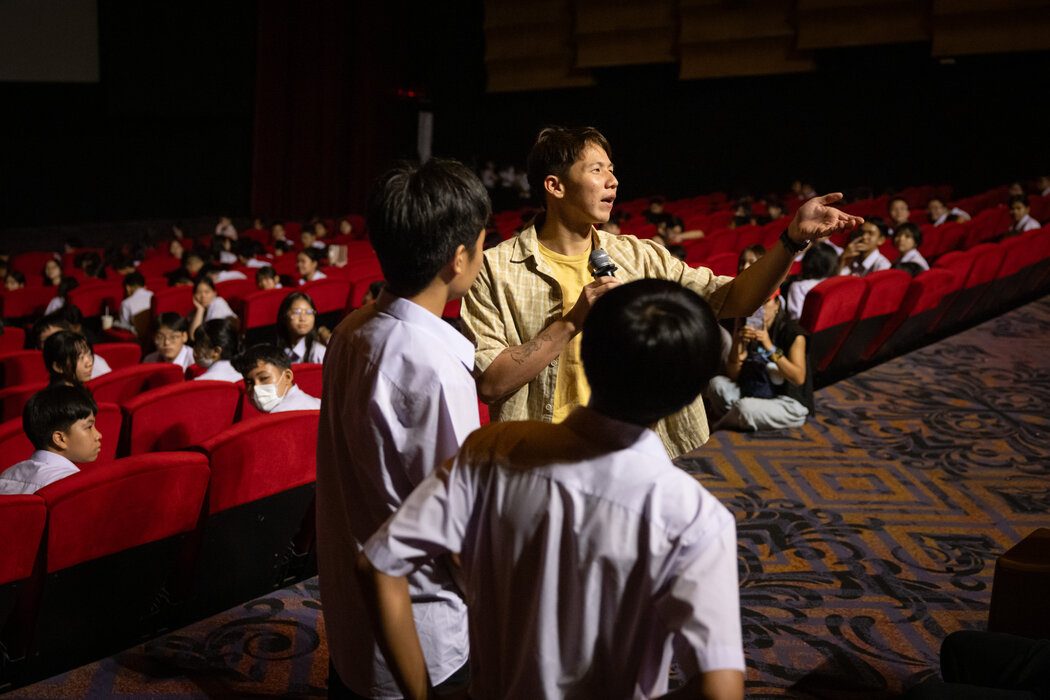 泰国啤酒豪门丑闻:弟弟指控哥哥性侵,家族试图“封口” 4 西拉努在曼谷一所高中的迎新活动上讲话。在公开对哥哥的指控后,他受邀作为嘉宾演讲。