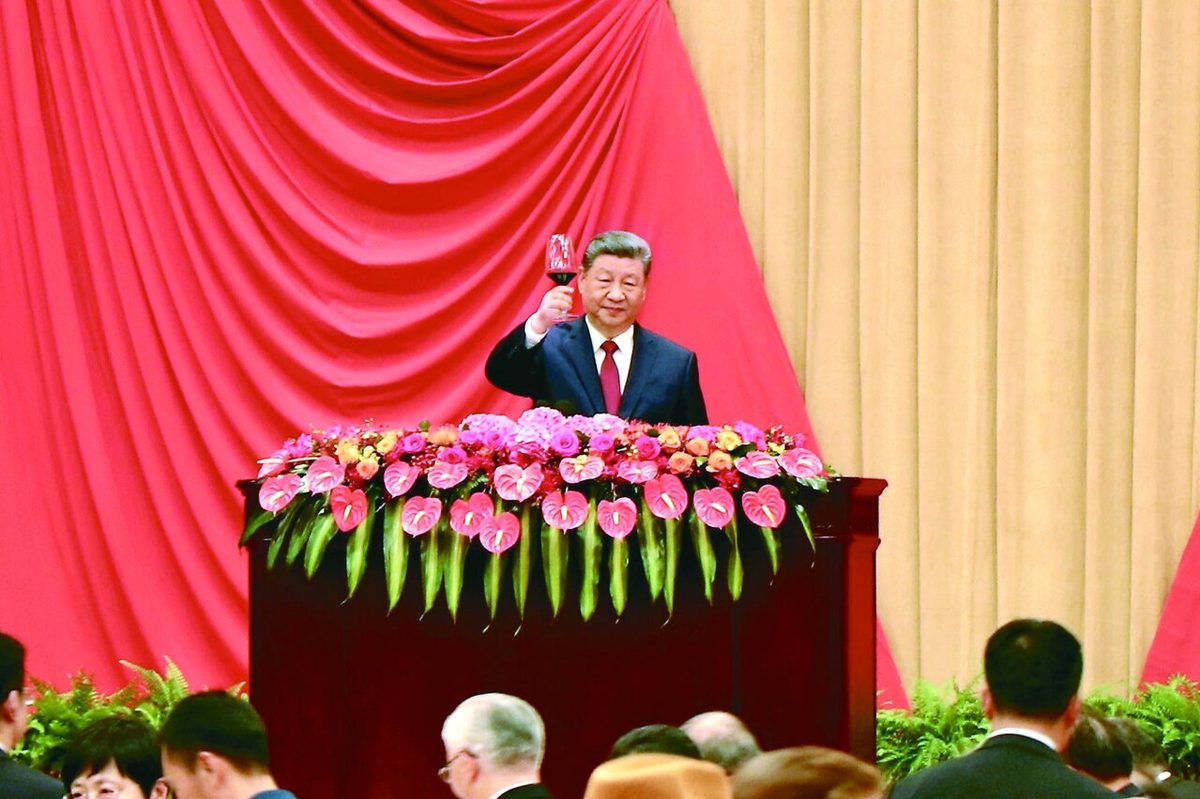 习近平在国庆招待会上讲话后举杯