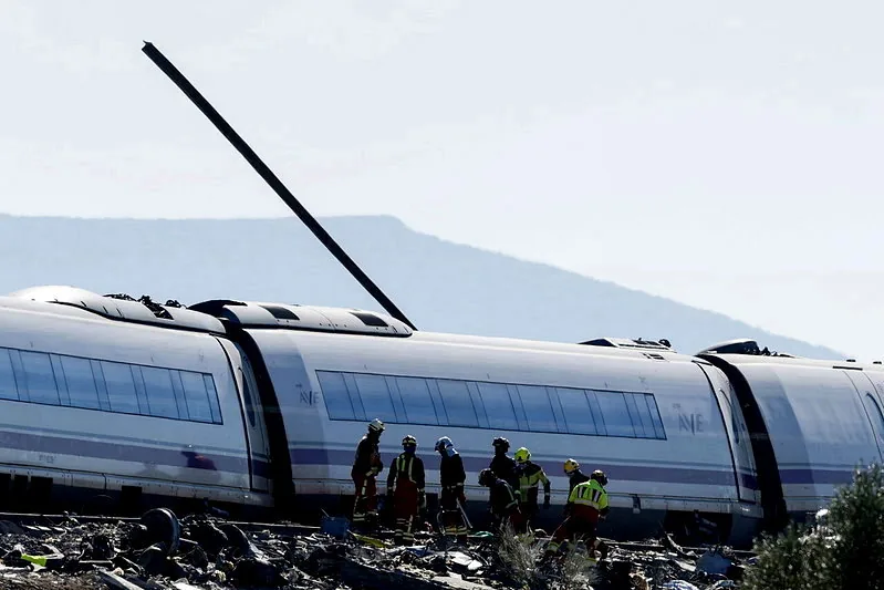西班牙28日發生高鐵列車追撞事故，倖存乘客描述，當時一根鋼軌更從車廂底部一路刺穿到頂部，就像在切肉一樣。歐新社