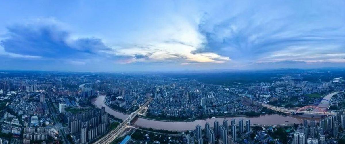 2026年8月19日拍攝的廣西欽州市區和流經此處的平陸運河。（新華社）