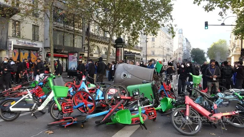 法國各地群眾17日再次上街示威，巴黎一些道路出現縱火等暴力行為，公共單車和垃圾桶被堆疊在路上當作路障。中央社記者曾依璇巴黎攝　115年10月18日