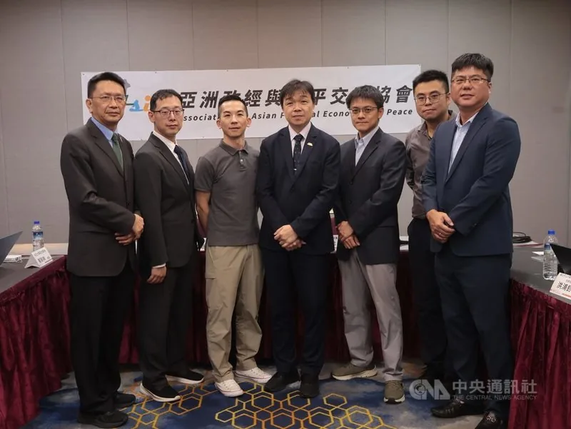 中共对台介选 学者:意在撕裂社会、激化对立 1 亞洲政經與和平交流協會22日在台大醫院國際會議中心召開「中國介選的手法與台灣民主防衛」座談會,中正大學政治學系教授蔡榮祥(左起)、美國聖湯瑪斯大學國際研究講座教授葉耀元、中興大學國際政治研究所教授譚偉恩、陸委會副主委沈有忠、東吳大學政治學系副教授陳方隅、海洋大學海洋法政學士學位學程助理教授張雁翔、台北市立大學全球戰略與民主韌性研究中心主任洪浦釗等人出席。中央社記者李雅雯攝 115年10月22日
