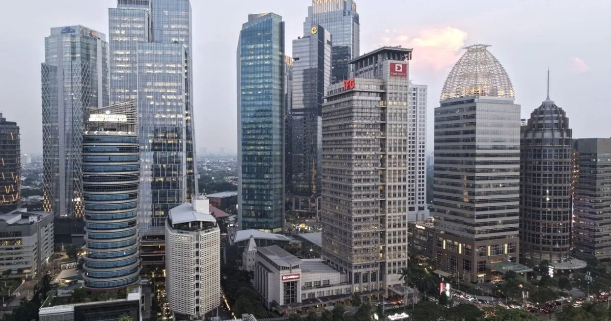 印尼市场报道配图，商业区高楼和街道。
