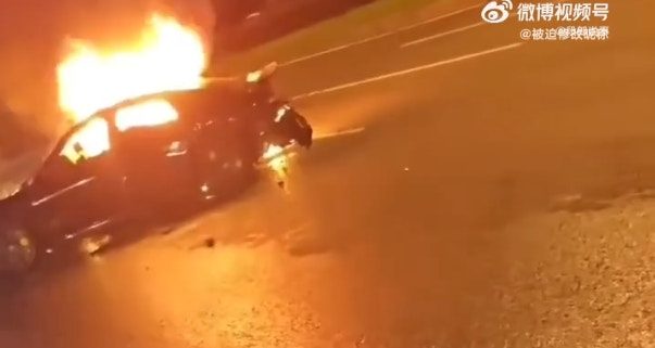 门把手存安全隐患阻逃命 Tesla等9车企在内地召回430万辆车 2 去年10月,一輛小米SU7電動汽車在成都發生碰撞並起火,司機被困車內身亡。(微博)