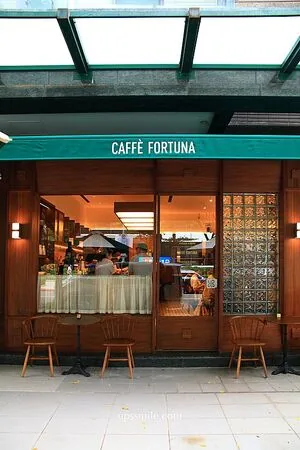 ▲▼Caffè Fortuna走木質調風格，也是寵物友善咖啡廳。（圖／《UPSSMILE向上的微笑萍子》授權提供）