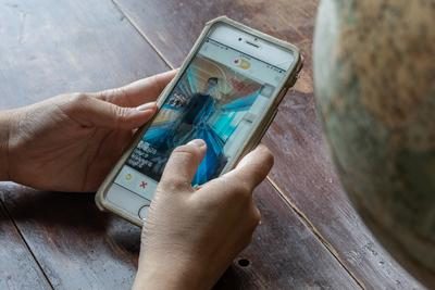 写进契约的亲密关系?各取所需的「自由」下,Sugar Dating的协商与风险 11 雲端上的無痛社交──網路世代交友app抗寂寞。(攝影/蘇威銘)