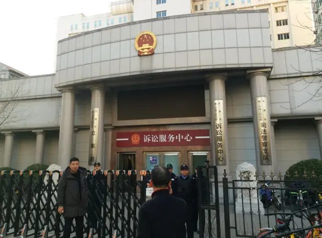 2017年12月26日，天津市第二中级人民法院外，安保人员和便衣警察正在执勤。