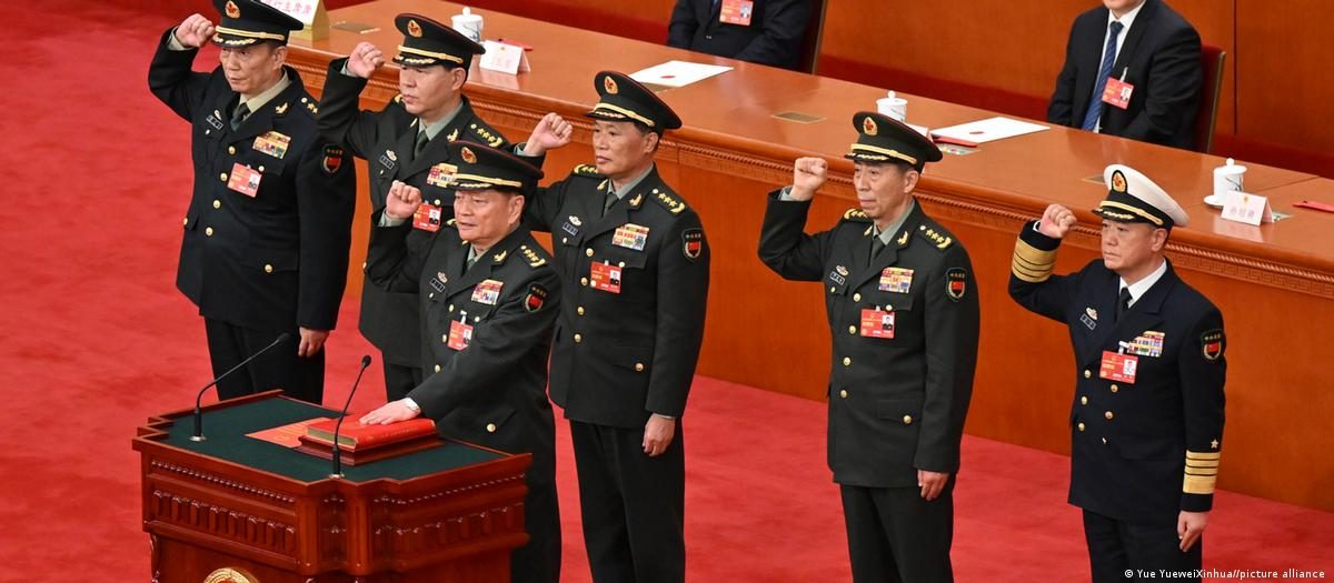 2023年3月11日，时任中华人民共和国中央军事委员会副主席的张又侠、和其他军委委员在北京人民大会堂进行宪法宣誓。