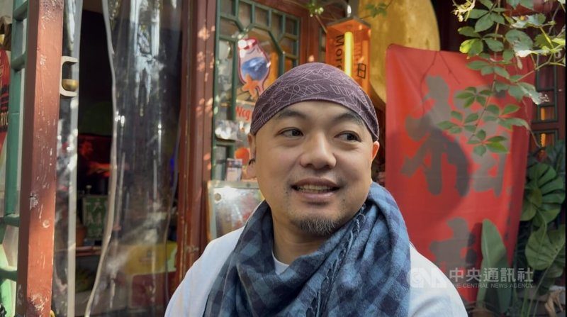 十一长假北京人潮涌 旅游热难掩消费疲软、年轻人精打细算 3 北京咖啡店業者廉先生受訪時表示,中國遊客與外國遊客的消費模式存在明顯差異。中央社記者呂佳蓉北京攝 115年10月2日