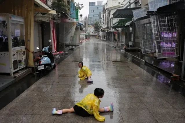 2024年10月2日，台风“山陀儿”（Krathon）逼近台湾高雄之际，孩童在街头玩耍。