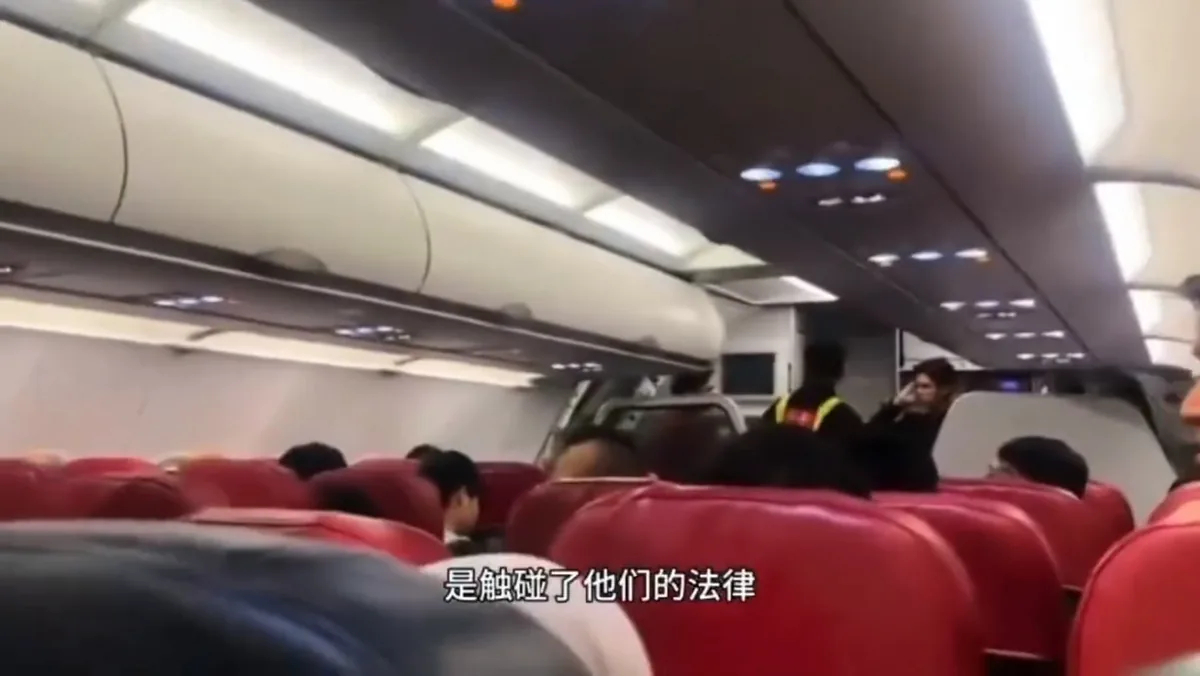 涉事女乘客私自調換座位，更在機艙上大吵大鬧。（影片截圖）