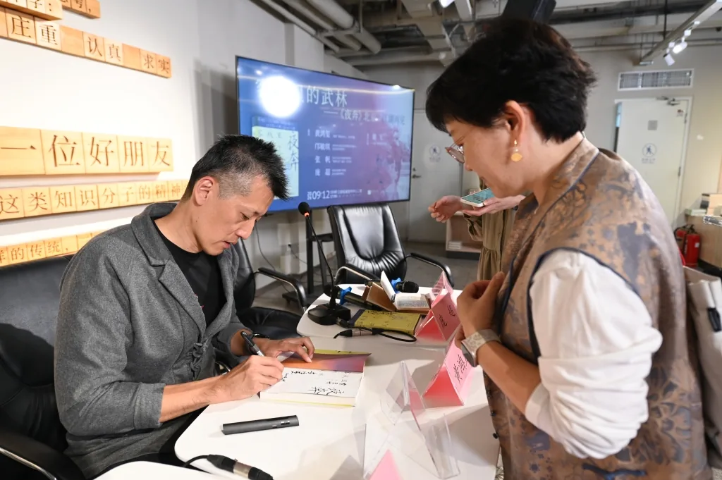 专访|黄鸿玺:十年“夜奔”,把武林搬进客栈 8 149137204767cece9288dbacb386f5a26a19a8180a4eca816e59ce088d88a383 article