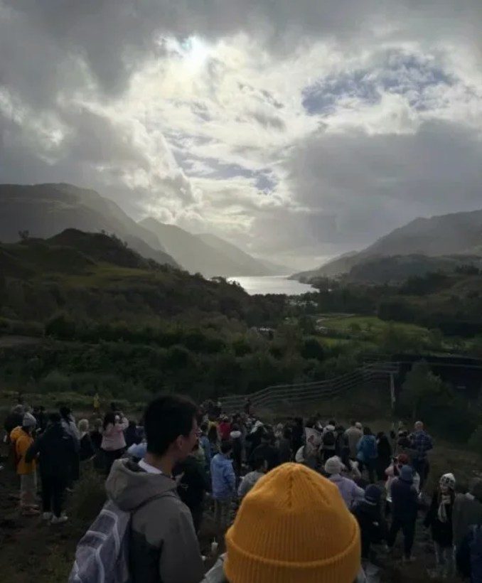 十一假期全球景点沦陷 澳洲景点九成中国游客、意大利深山现石头打卡 3 英國蘇格蘭格蘭芬南景點同樣滿是中國遊客,遊客可以從這裡拍攝格蘭芬南高架橋(Glenfinnan Viaduct),親眼目睹《哈利波特》中蒸汽火車通過的場景。