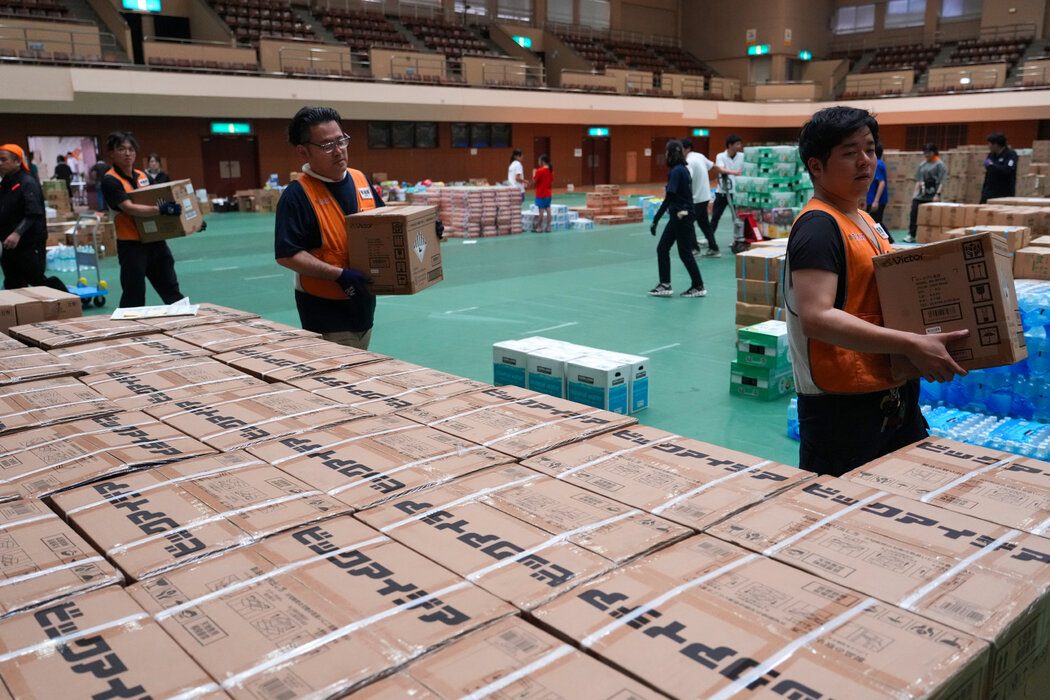 走访震后熊本:为何经历强震但死伤较少? 4 志愿者为八代市居民运送物资。