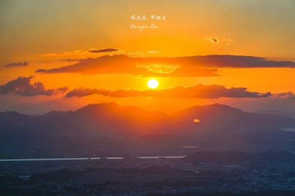 ▲▼日本北九州皿倉山展望台餐廳天宮的景觀座位、夕陽美景與餐點。（圖／《周花花》授權提供）