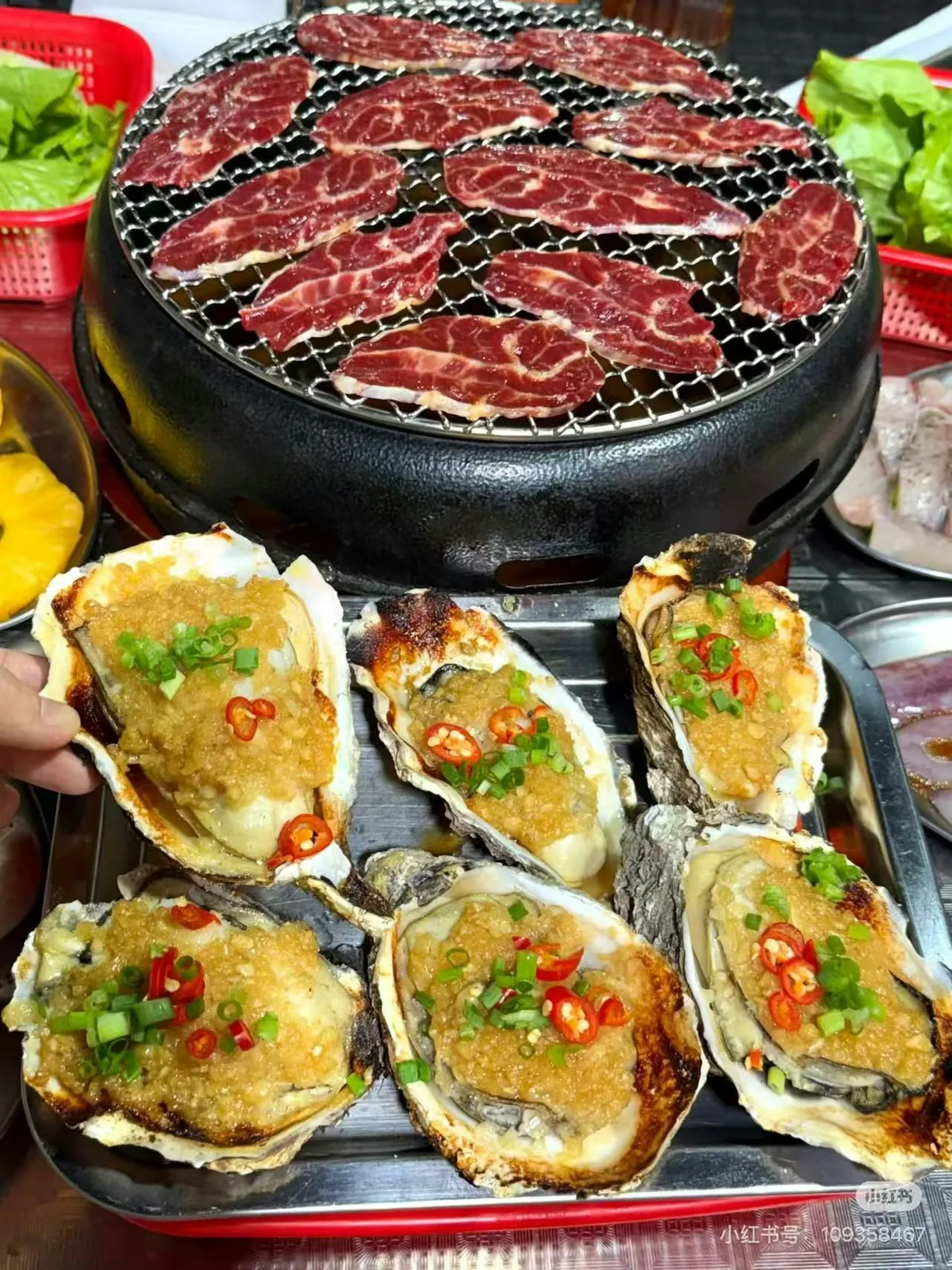 深圳10间烧肉推介:泥炉烤肉、红酒牛肋条、一米牛大肠 6 潮潮超級燒主打明檔鮮切、炭火現烤,走平價市井路線,肉品每日新鮮供應。(小紅書@史迪醬)