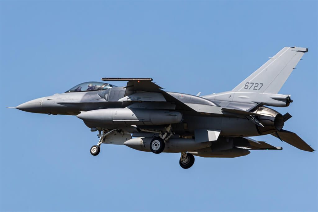 机身编号6727的F-16V Block 70战机在空中飞行