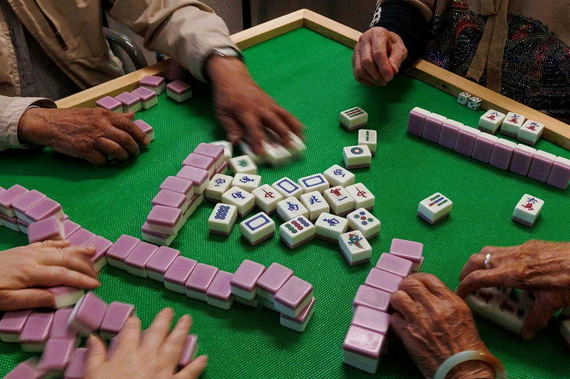 奧茲醫師20日突襲檢查日照中心時質疑，不應由納稅人付錢給老人打麻將。但中心回應，...