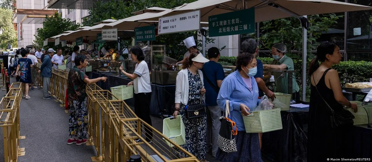 中国北京 2025年 | 消费需求疲软，酒店开始售卖街头小吃