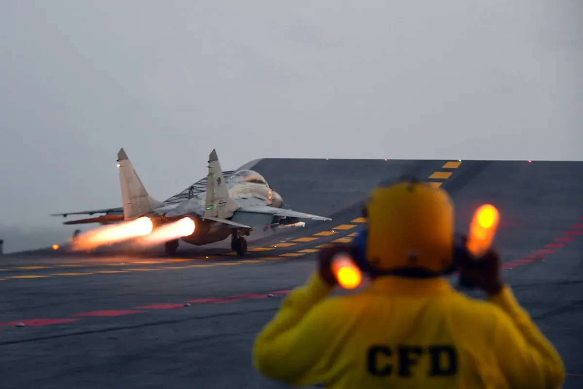 印度海軍現役航空母艦艦載機：俄規米格29K準備起飛。（翻攝自印度海軍）