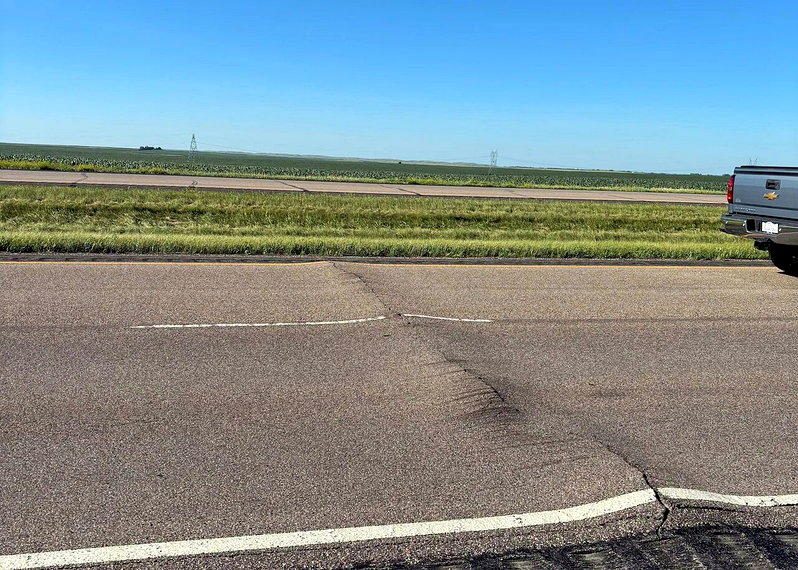 美69号公路热到爆裂隆起 皮卡飞车视频疯传 1 今年夏天異常高溫,造成北達科塔州境內94號州際公路路面受熱變形隆起。(北達科塔州...