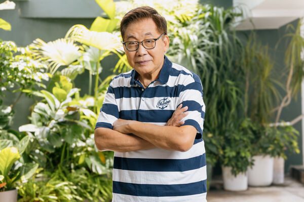 梁修身「手抖太逼真」吓坏爱妻挂急诊! 年过7旬交代后事:3天办完选树葬 3 ▲《轉角那間心藥局》劉育仁飾演地下樂手李御拓、梁修身飾演退役軍人姜鐵生,兩人在劇中有精彩對手戲。(圖/大愛提供)