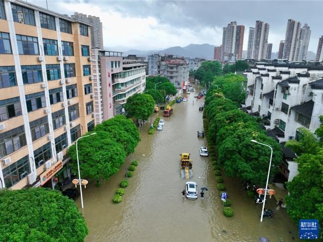 今夏陸沿海災害頻發專家指強聖嬰推高颱風極端強度。圖為福建閩侯3日全力應對短時強降雨。（新華社）