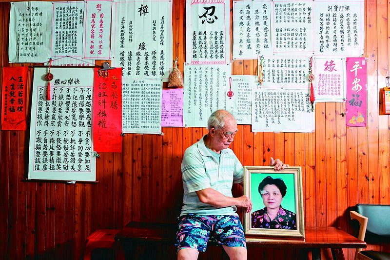 光复洪灾周年 19死5人未寻获 重建路迢迢 1 光復鄉災後充滿土石粉塵,陳連順的妻子疑因此過世。記者曾原信/攝影