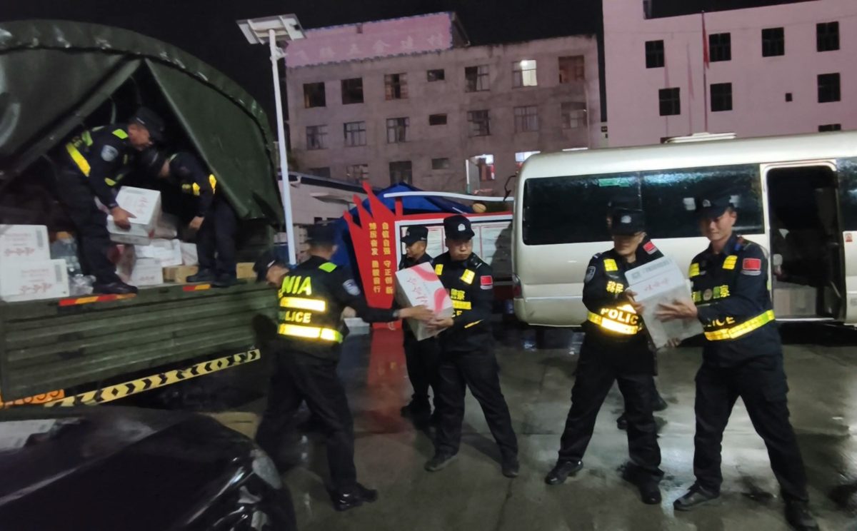 西藏泥石流致3人遇难558人失联 官方暂停签发边境通行证 2 2026年8月26日,日喀則邊境管理支隊定日邊境管理大隊增援民警在搬運救災物資。(新華社圖片)