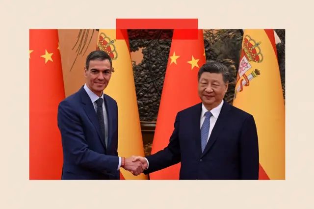 桑切斯与习近平在两国国旗下握手，两人均身穿深色西装。