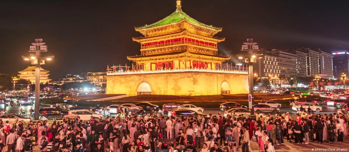 图为今年10月5日，游客在中国陕西省西安市参观钟鼓楼。
