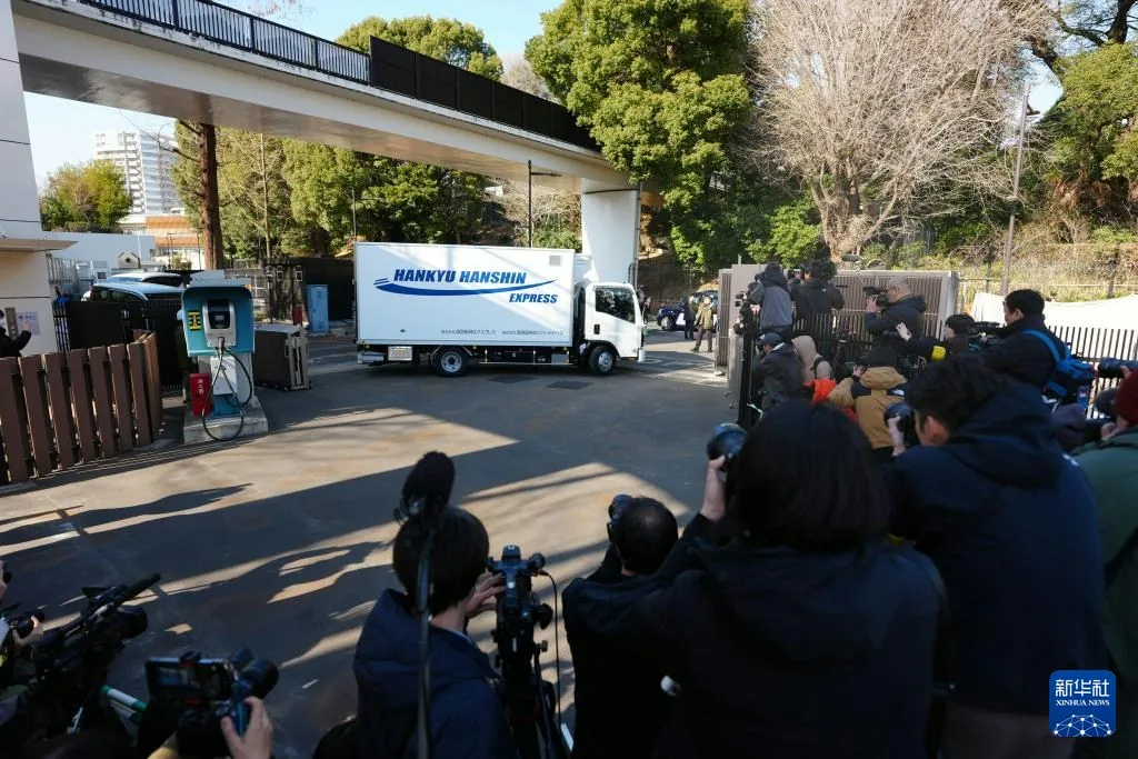 1月27日中午，兩隻大熊貓由卡車運載從東京上野動物園出發，踏上回國之旅。許多當地民眾守候在卡車經過的路旁，手拿熊貓玩偶送別。（新華社）