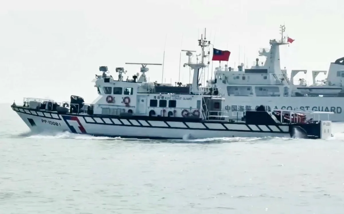 10月13日，台湾海巡署巡防艇在金门水域并航监控中国海警船（海巡署提供）