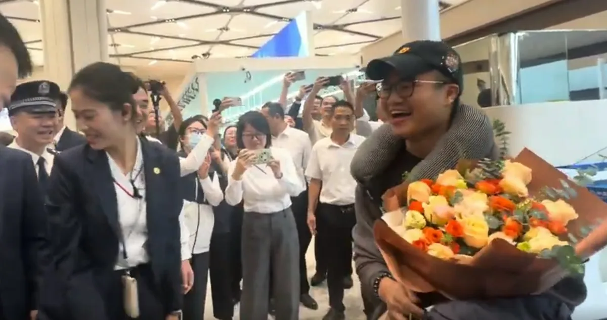 黃先生稱，在很早以前在網上見到皇崗口岸的通關信息，今早在元朗乘第一班大巴到口岸，獲深圳方送上鮮花的稱「心情很激動，沒想到是第一個通關」。（許靖雯攝）