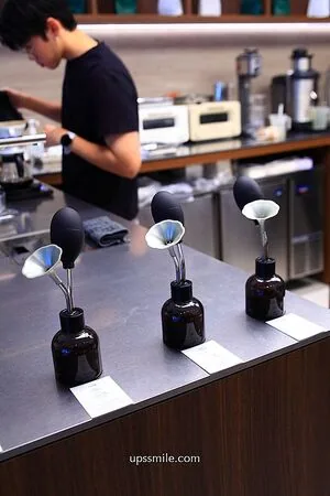 ▲▼Caffè Fortuna走木質調風格，也是寵物友善咖啡廳。（圖／《UPSSMILE向上的微笑萍子》授權提供）