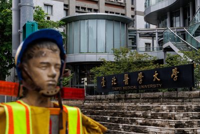 台湾生技技转乱象:法规松绑十年 大学利益冲突审查仅剩填表存查 5 國家級生醫計畫如何捲入跨國空殼公司吸金、偽藥案?北醫狀告自家教授侵佔研究成果冰山之下