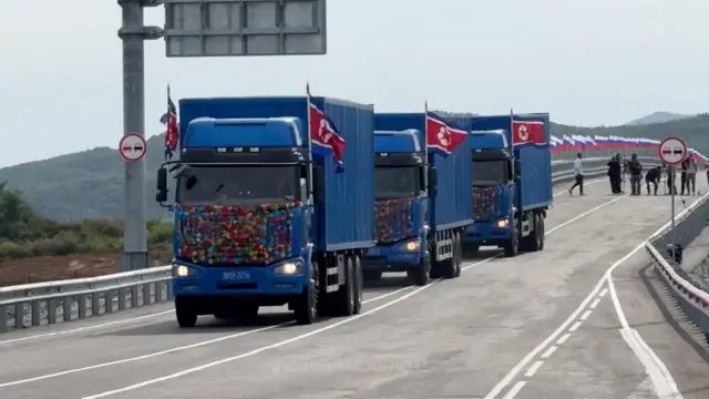 蓝色卡车在图们江上连接俄罗斯与北韩的首座公路桥梁启用仪式期间，沿道路行驶（7/9/2026）