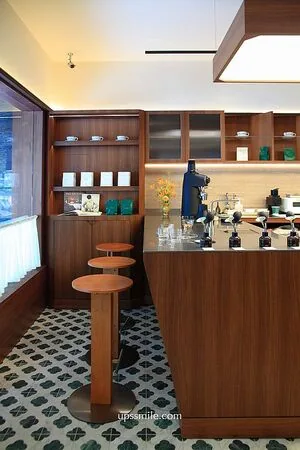 ▲▼Caffè Fortuna走木質調風格，也是寵物友善咖啡廳。（圖／《UPSSMILE向上的微笑萍子》授權提供）