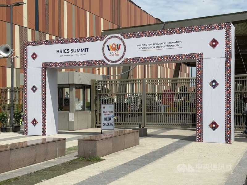 金磚國家峰會12日登場，主辦單位一週前就由主會場向外圍逐步實施交管，重重軍警人員將會場周遭控制得水洩不通。中央社記者李晉緯新德里攝　115年9月12日