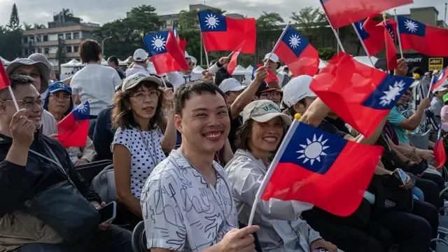 2026年10月10日，民众在台北举行的双十国庆大会上挥舞台湾旗帜。