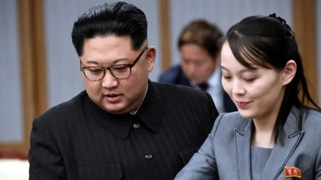 北韩领导人金正恩及其妹妹金与正在板门店停战村和平之家出席与南韩总统文在寅的会晤（27/4/2018）