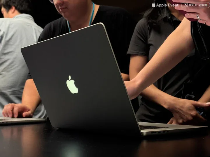 触屏 MacBook Pro 上手:机身减重,发光苹果标回归,转轴没到「很稳」 1 1ac7add96aed11401f7c01b3984cf5d7a18317f9ea6d8ea7b778446a9b11d849 article