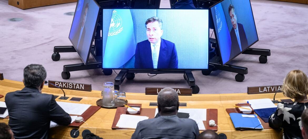 联合国:苏丹冲突持续升级,平民苦难日益加深 2 在纽约举行的联合国安理会会议上,汤姆·弗莱彻出现在大屏幕上,向成员们简要介绍了苏丹和南苏丹的局势。