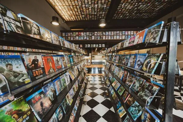 恒春金像咖啡:前身是DVD出租店,天花板排满电影封面 8 ▲▼屏東恆春金像咖啡DVD出租店風格空間與義大利麵、燉飯。(圖/《黑皮的旅遊筆記》授權提供)