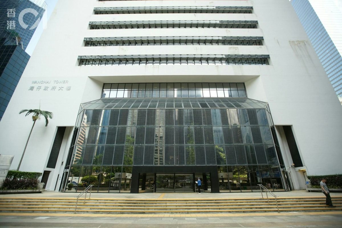 被告伍晴朗在區域法院認罪判囚4年4月。(黃浩謙攝)