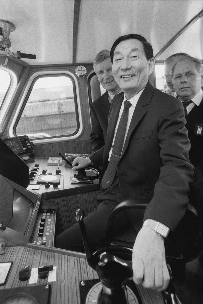 朱镕基去世,中国人哀悼一个更加开放、充满希望的时代 1 1991年,朱镕基访问汉堡。他的在位时期标志着中国向世界开放的时代。