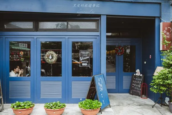 恒春金像咖啡:前身是DVD出租店,天花板排满电影封面 5 ▲▼屏東恆春金像咖啡DVD出租店風格空間與義大利麵、燉飯。(圖/《黑皮的旅遊筆記》授權提供)
