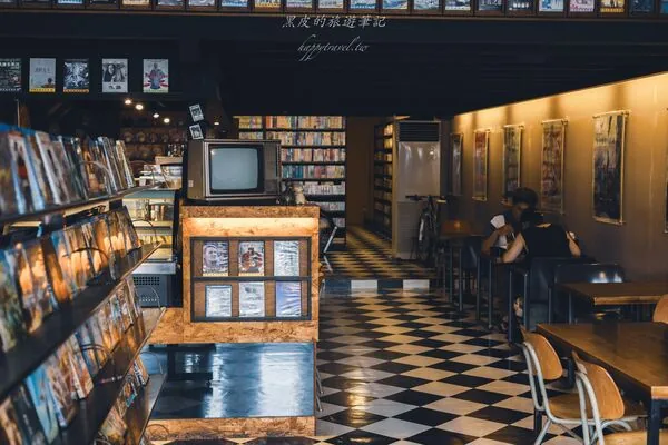 恒春金像咖啡:前身是DVD出租店,天花板排满电影封面 7 ▲▼屏東恆春金像咖啡DVD出租店風格空間與義大利麵、燉飯。(圖/《黑皮的旅遊筆記》授權提供)