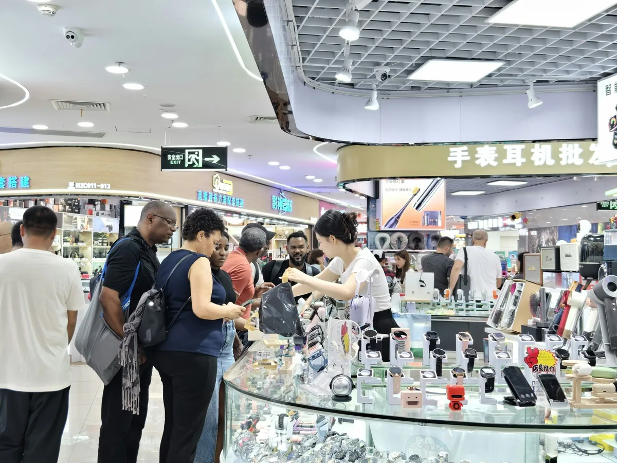 新皇岗口岸|7号线精选8大景点 华强北寻宝洪湖公园赏落羽杉 2 華強北電子世界最熱銷的產品,包括AI眼鏡、AI手錶、AI翻譯機、AI音響、AI外骨骼穿戴設備等等,無奇不有,每天都吸引不同遊客前來。(視覺中國/當代中國授權)